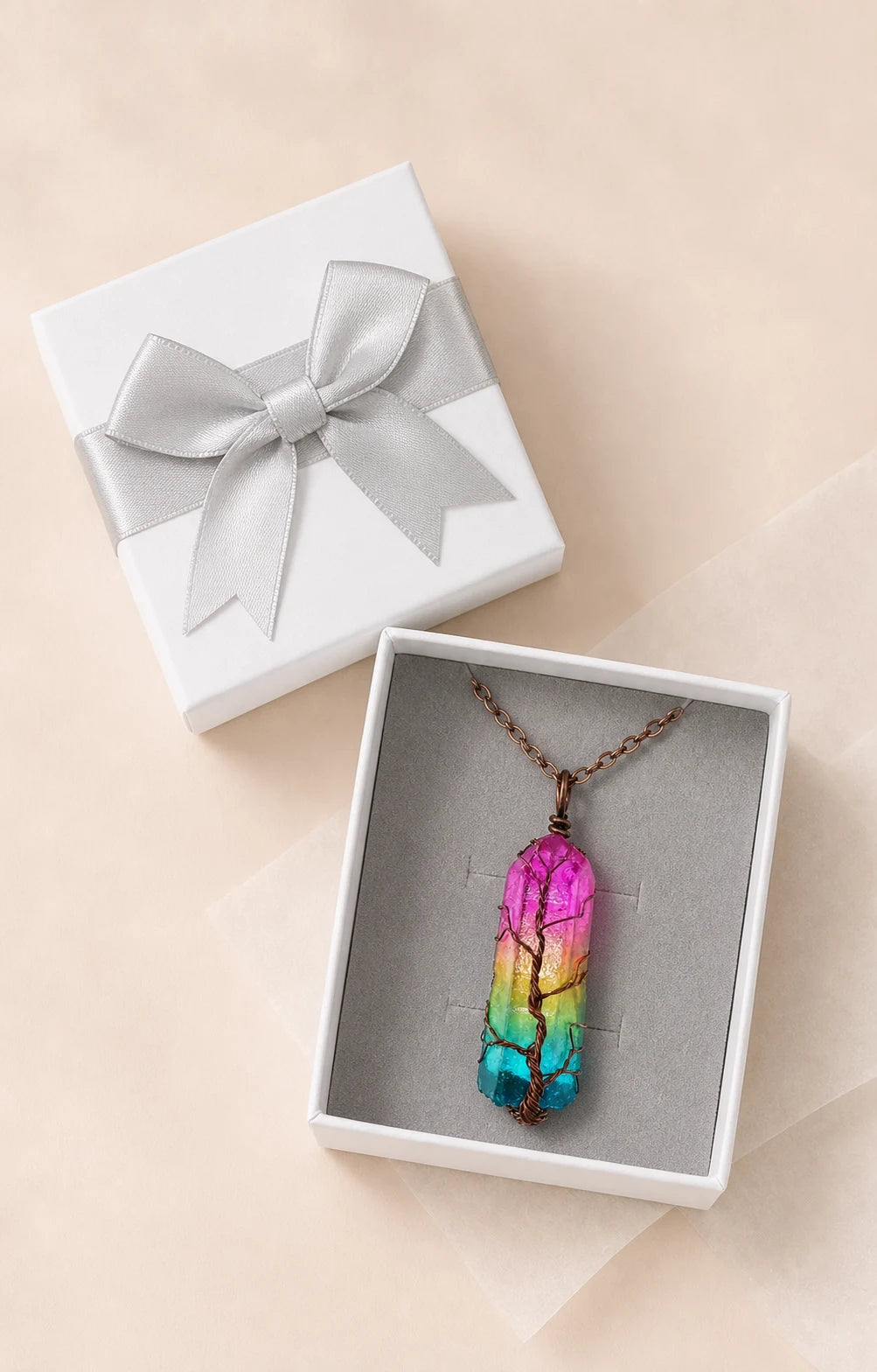 Vista cenital del Collar Árbol Prisma dentro de su caja de regalo